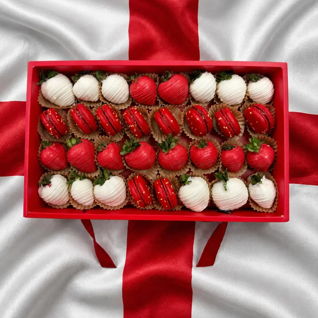 England World Cup gift box with chocolate covered strawberries and macarons in red and white flag colors World Cup England sweets box featuring chocolate dipped strawberries and macarons arranged in team colors
