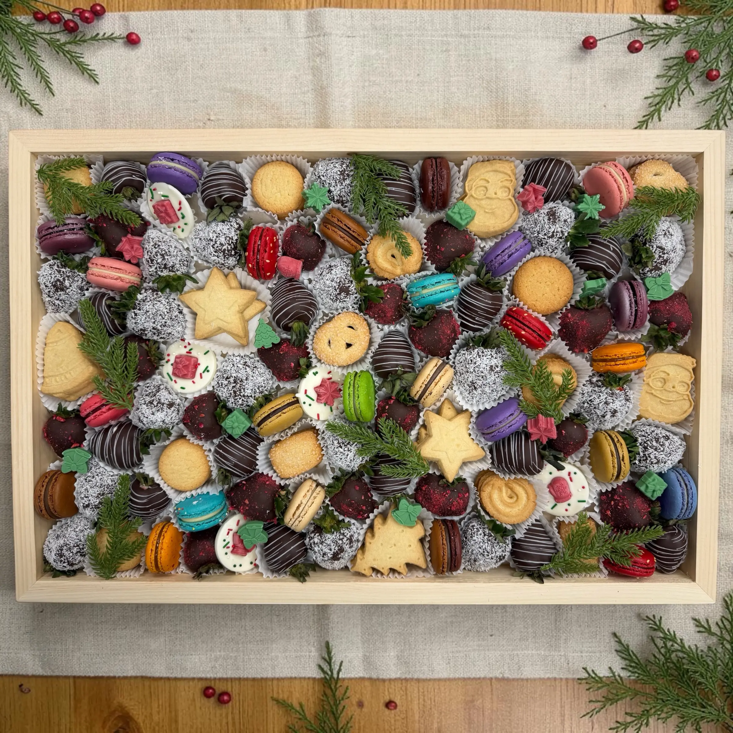 christmas-chocolate-strawberries-macarons-cookies XL Christmas sweets gift tray with chocolate-covered strawberries, macarons and holiday cookies in a wooden box