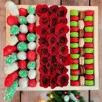 This Sweets Box brings together the sweetness of chocolate-covered strawberries, bananas, and macarons with the beauty of red roses.