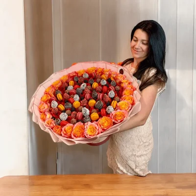 Extra Large Strawberry Bouquet with a mix of fresh and chocolate-covered strawberries