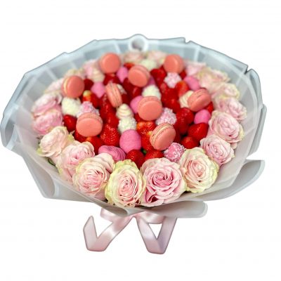 “Pink Romance & Macarons” is a stunning fruit bouquet that perfectly blends sweetness and elegance.