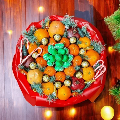 The Christmas Fruit Wreath brings together fresh oranges, tangerines, pomegranate, and chocolate-covered strawberries in a 16-inch wooden box.