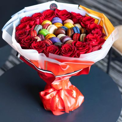 Perfect gift idea: bouquet with roses and handcrafted macarons.