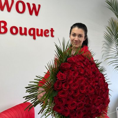 Ramo Buchón bouquet with long-stem red roses wrapped in luxury paper