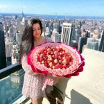 Perfect harmony of roses and strawberries in an XXL gourmet arrangement