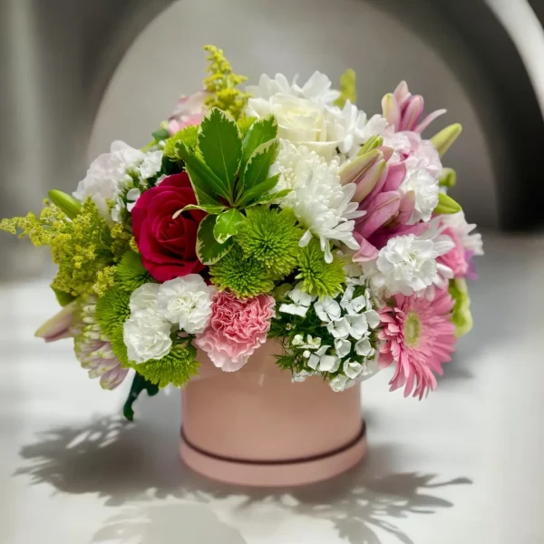 Pastel floral vase with roses and hydrangeas – WOWBouquet
